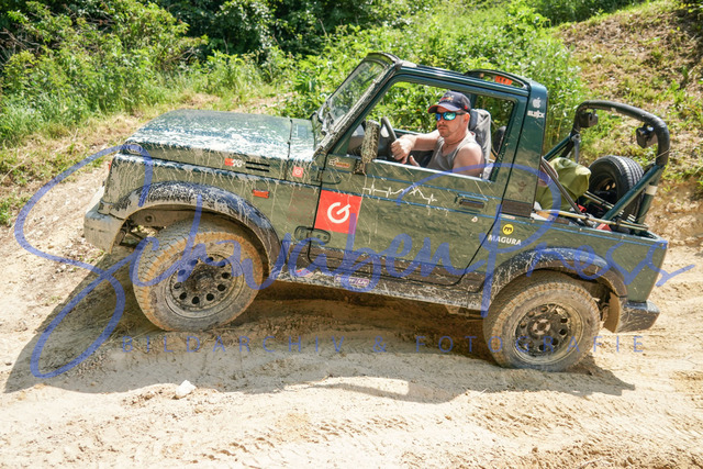 DSC08766 | Vierradfahrzeuge testen unterschiedliches Terrain - ueber Stock und Stein

Offroad Grundkurs im Steinbruch. Unterschiedliche Fahrgegebenheiten mit dem gelaendegaengigem Offroad-Fahrzeug. 

Deutschland, Geisingen, Steinbruch Meichle und Mohr, 10.06.2023