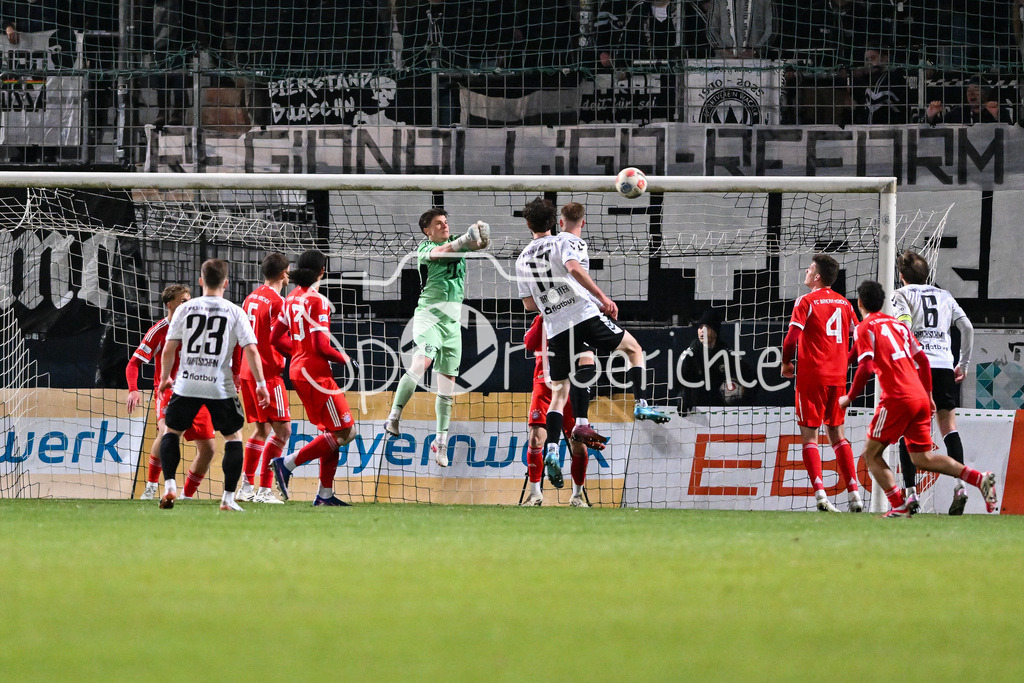 SV Wacker Burghausen - FC Bayern Amateure | BURGHAUSEN, GERMANY - 01. APRIL: in dieser Szene kann Jannis Gerhard BÄRTL (FC Bayern Amateure 23) eine Eckball der Hausherren wegfausten während dem Match zwischen dem SV Wacker Burghausen und den Amateuren des FC Bayern München am 26. Spieltag der Regionalliga Bayern im Flatbuy Stadion