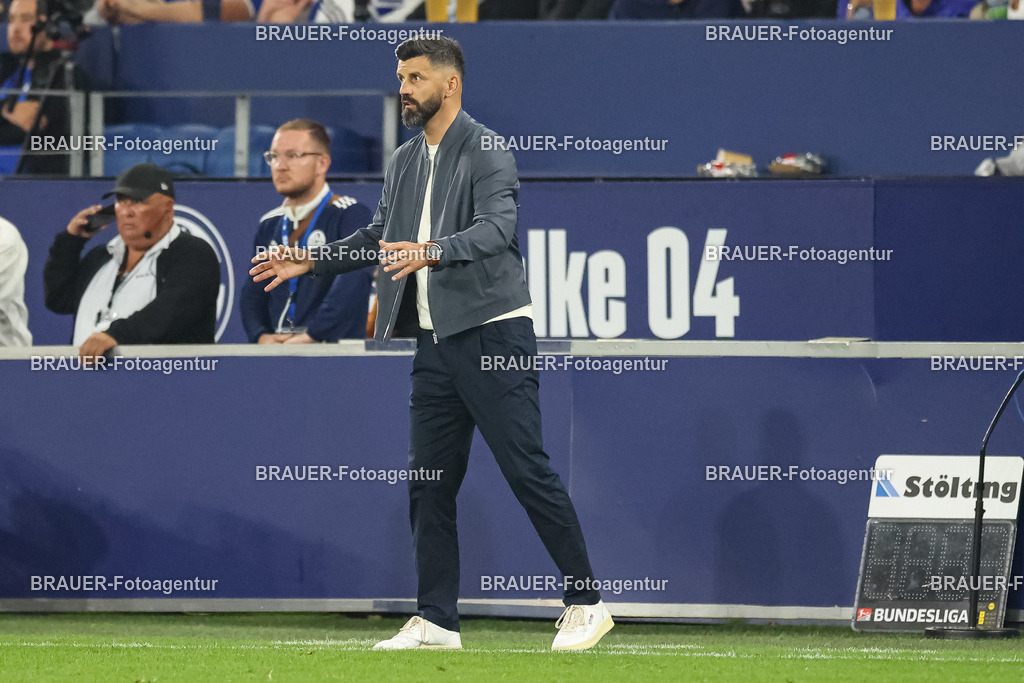 1_S04BER_20250801_2508.JPG -  - FC Schalke 04 - Hertha BSC Berlin - 2. Bundesliga | Gelsenkirchen, Deutschland, 01.08.25: Trainer Miron Muslic (FC Schalke 04) gestikuliert, Gestik waehrend des Spiels der 2. Bundesliga zwischen FC Schalke 04 - Hertha BSC Berlin in der Veltins-Arena am 01. August 2025 in Gelsenkirchen, Deutschland. (Foto von Stefan Brauer/Brauer-Fotoagentur)DFB/DFL REGULATIONS PROHIBIT ANY USE OF PHOTOGRAPHS AS IMAGE SEQUENCES AND/OR QUASI-VIDEO.