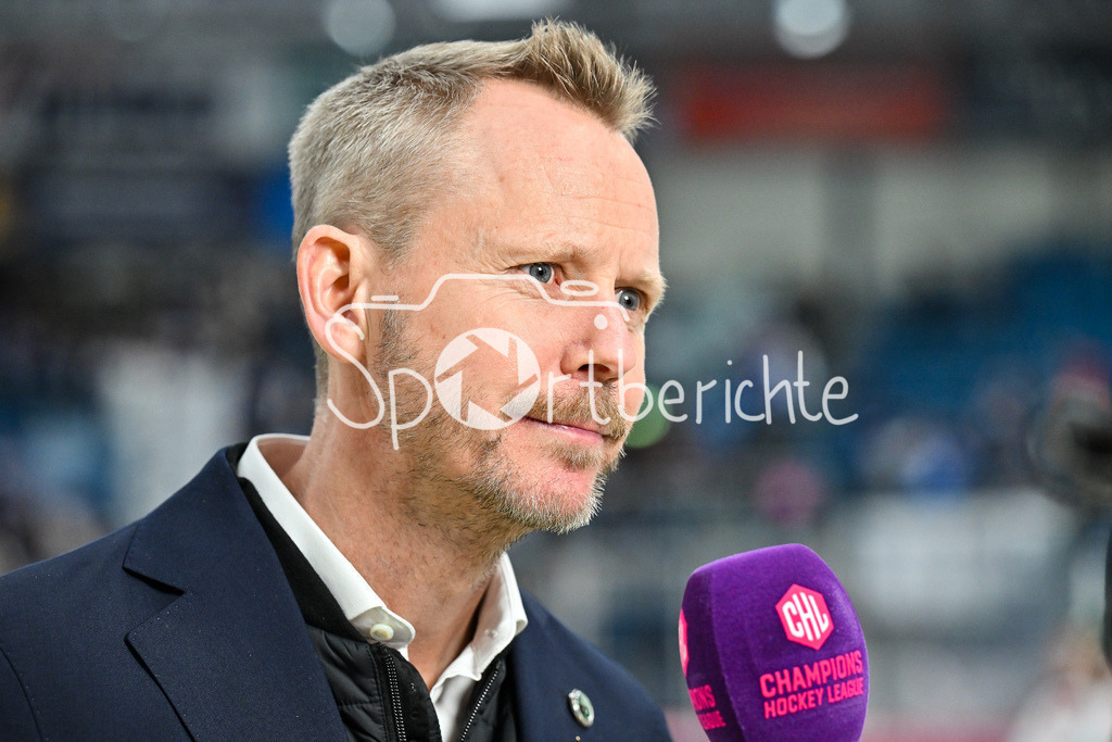 ERC Ingolstadt - Frölunda HC | INGOLSTADT, GERMANY - 02. DECEMBER: Robert OHLSSON Headcoach Frölunda FC gibt nach dem Spiel ein Interview nach dem Match zwischen dem ERC Ingolstadt und Frölunda HC beim Hinspiel im Viertelfinale der Champions Hockey League in der Saturn Arena