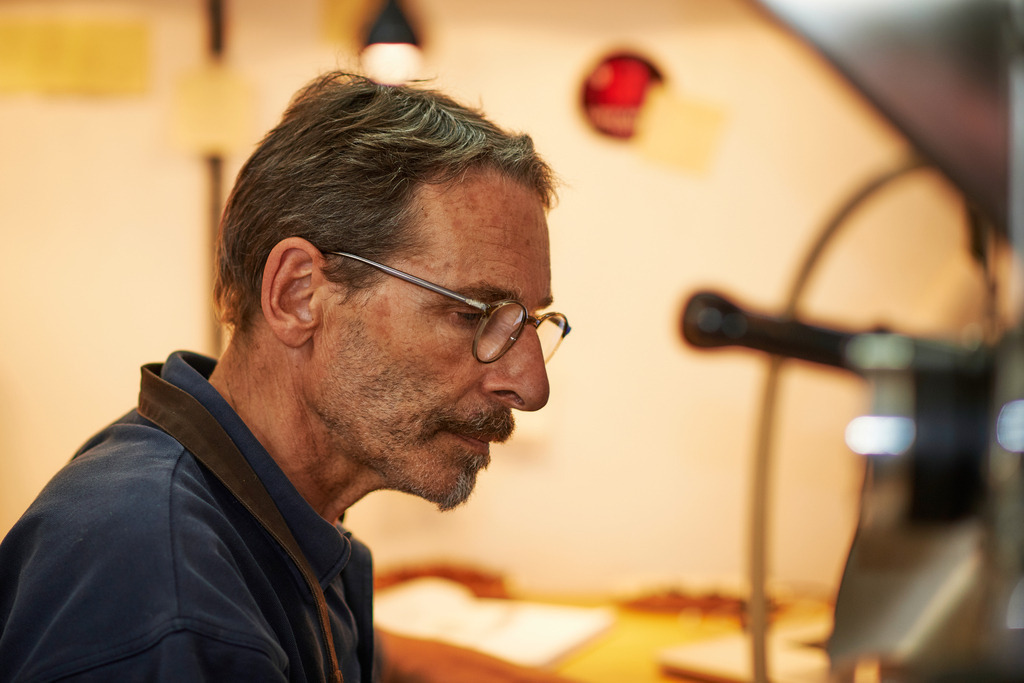 Fürth Kaffee | Austria - September 17, 2019: Fürth Kaffee; Charles Fürth neben der Coffeetool Röstmaschine. - Realisiert mit Pictrs.com