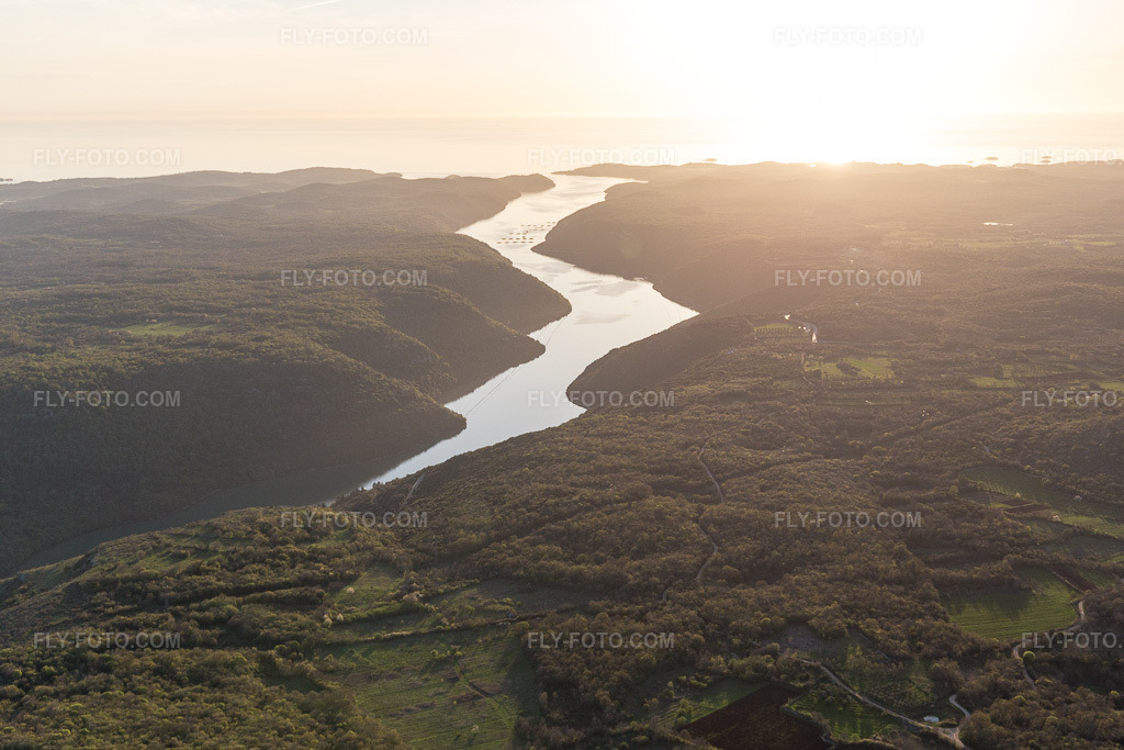 Aerial view: View of the town in Jural in the state Gespanschaft Istrien, Croatia. – Photo: IMG_106137.jpg taken on 04/13/2018 by Werner Riehm/FLY-FOTO.com – Resolution of the original: 5472 x 3648 px