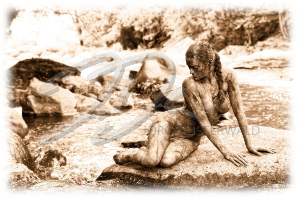 NatureArt-WATERSTONES_4222c2b | Flussjungfrau in Sepia | #004 | Modell: Daniela | Foto: Tschiponnique Skupin - Realisiert mit Pictrs.com