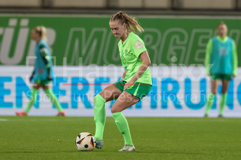Fussball, Google Pixel Frauen-Bundesliga, VfL Wolfsburg - RB Leipzig | v.li.: Janina Minge (VfL Wolfsburg, 6) am Ball, Freisteller, Einzelbild, Ganzkörper, Aktion, Action, Spielszene, DIE DFB-RICHTLINIEN UNTERSAGEN JEGLICHE NUTZUNG VON FOTOS ALS SEQUENZBILDER UND/ODER VIDEOÄHNLICHE FOTOSTRECKEN. DFB REGULATIONS PROHIBIT ANY USE OF PHOTOGRAPHS AS IMAGE SEQUENCES AND/OR QUASI-VIDEO.