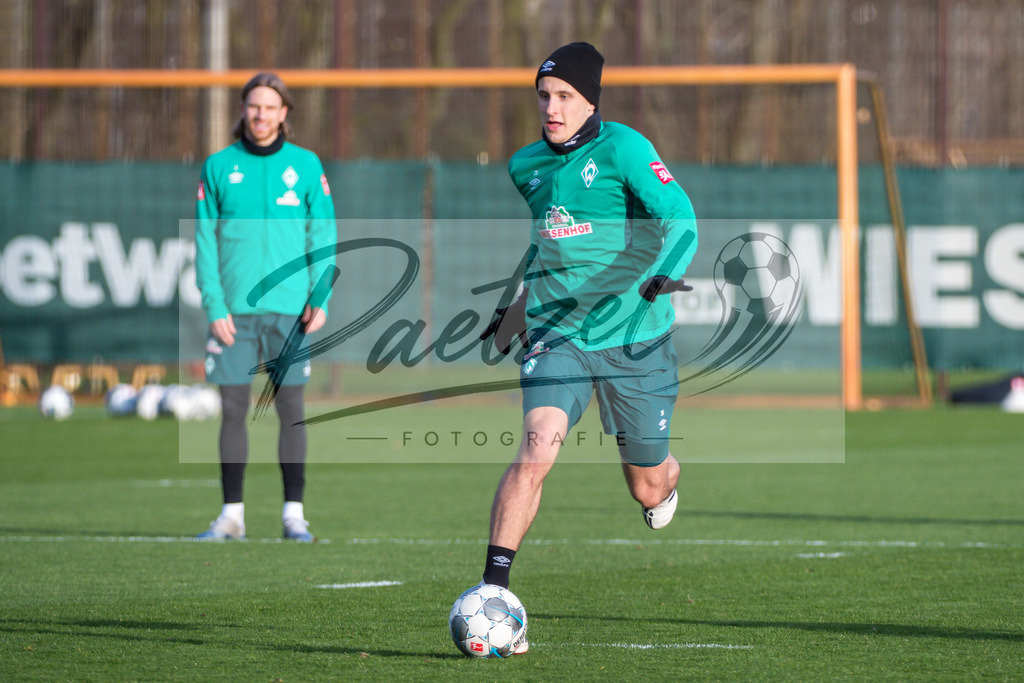 20200218_TRASVW_0085 | Fussball, Herren: Maximilian Eggestein (Werder Bremen) in Aktion, am Ball, Einzelaktion waehrend der Trainingseinheit des SV Werder Bremen auf dem wohninvest Weserstadion Trainingsplatz am 18.02.2020 in Bremen, Deutschland. - Realisiert mit Pictrs.com