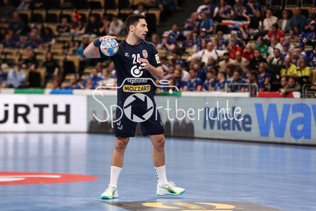 Serbien - Ungarn | Laza KUKIC (SRB #24) am BAll / Freisteller / Einzelfoto