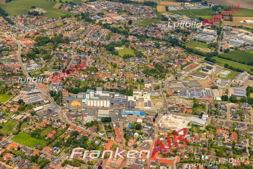 Luftbild der Stadt Dinklage - Die Luftaufnahme wurde 2025 vom UL-Flugzeug heraus erstellt ( keine Drohne ) - Hochauflösende Luftaufnahme - für professionelle Ausdrucke geeignet. Die Geschenkidee !Hier alle&nbsp;Infos zur Lizenzierung der LuftaufnahmeWir fliegen auch dieses Jahr wieder in Ihre Region um Luftbilder zu erstellen.- Luftbild anfragen