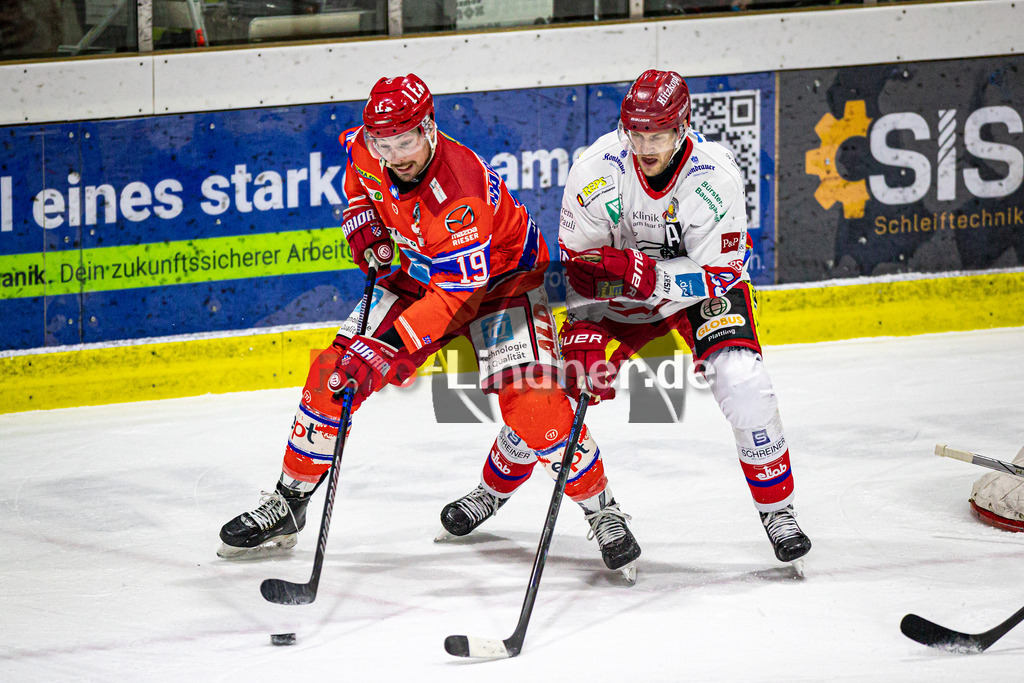 EC Peiting vs Deggendorfer SC | Eishockey Oberliga Süd Vorrunde 2024/2025, EC Peiting vs Deggendorfer SC, 20241228,Zweikampf zwischen Marco HABERMANN (ECP 19) und Benedikt SCHOPPER (DSC 29),2024-12-28 in Peiting (Eisstadion)Marco HABERMANN (ECP 19), Benedikt SCHOPPER (DSC 29)Copyright: WolfgangxLindner foto-lindner.de