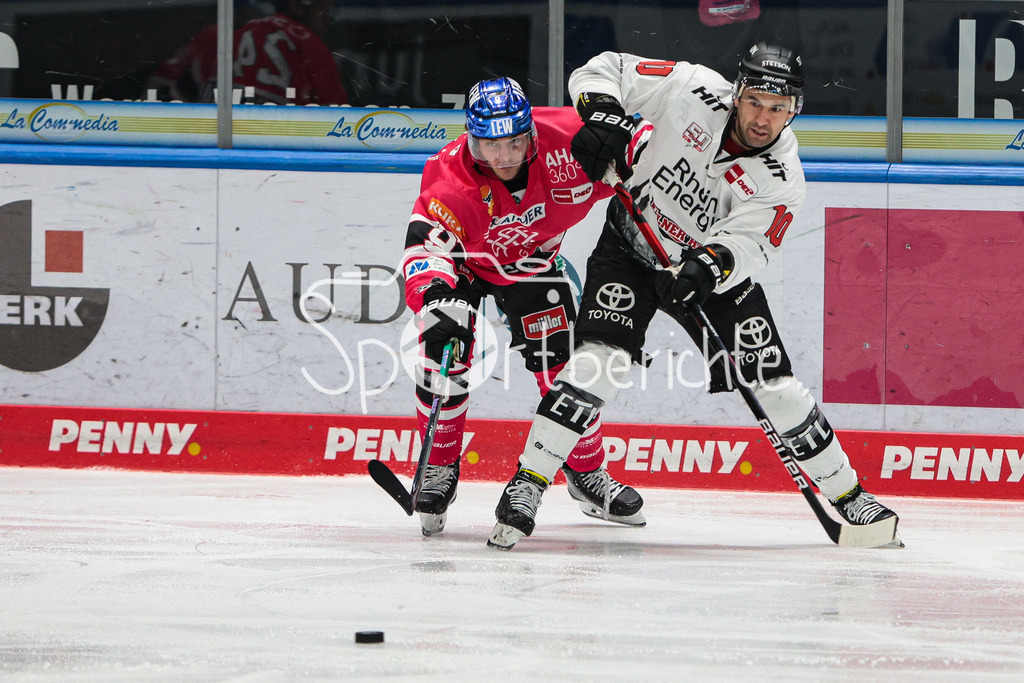 Augsburger Panther - Koelner Haie  | Justin VOLEK (AEV #9) im duell mit Jonathan MATSUMOTO (KEC #10)