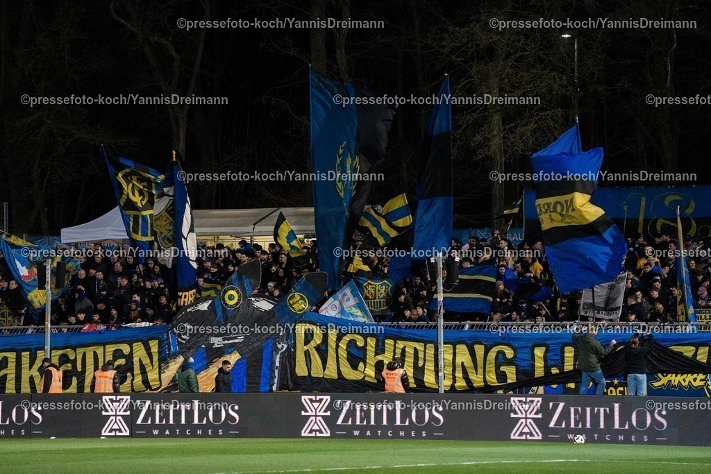 xYDR2802250101017 | 28.02.2025, xydrx, Fußball, Viktoria Köln - 1.FC Saarbrücken, 3.Liga, Sportpark Höhenberg, Saison 2024 2025: Saarbrücken Fans machen Stimmung DFB regulations prohibit any use of photographs as image sequences and or quasi-video.