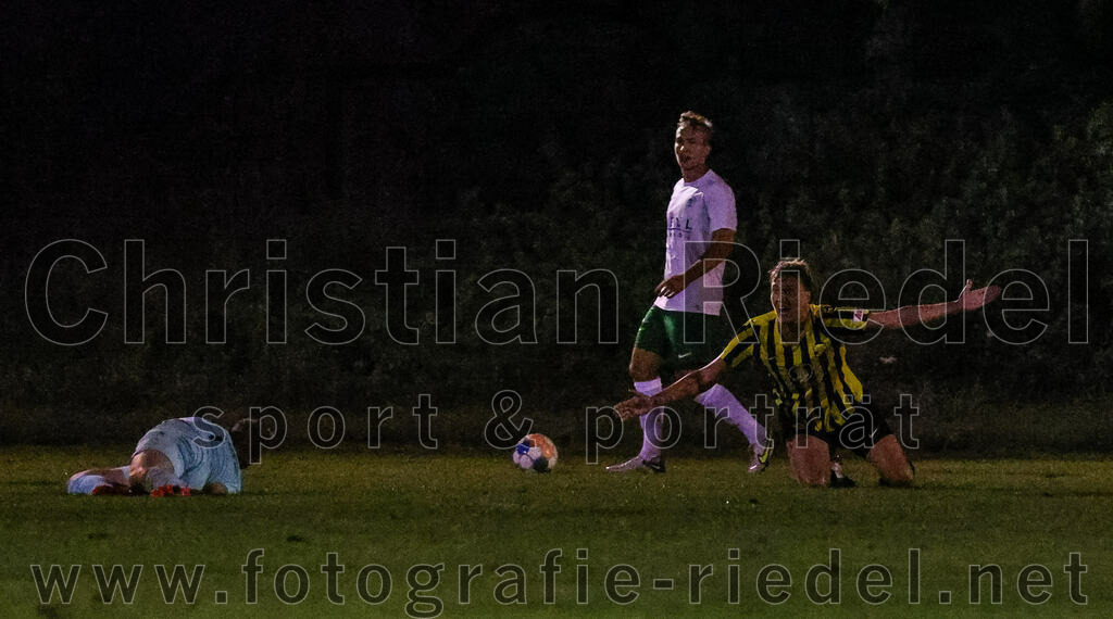 2023-09-15_076_FC_Moosinning_gegen_SV_Waldperlach | Moosinning, Deutschland, 15.09.2023:
Fußball, Bezirksliga Oberbayern Ost 2023 / 2024, 9. Spieltag, FC Moosinning gegen SV Waldperlach, Endergebnis: 0:1

Torwart Benedikt Heinrich (SV Waldperlach, #1), Stefan Haas (FC Moosinning, #8)

Foto: Christian Riedel / fotografie-riedel.net