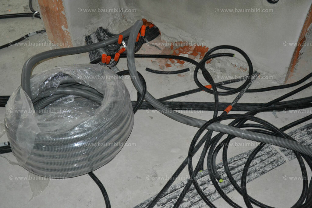 bib-lg17-elektroinstallation-0179 | Nach LV-Leistungsgruppen sortierte Detailfotos über den Bau eines Hauses. Alle Hausbau-Bilder direkt vom Urheber und Autor der Website Haus-Selber-Bauen.com