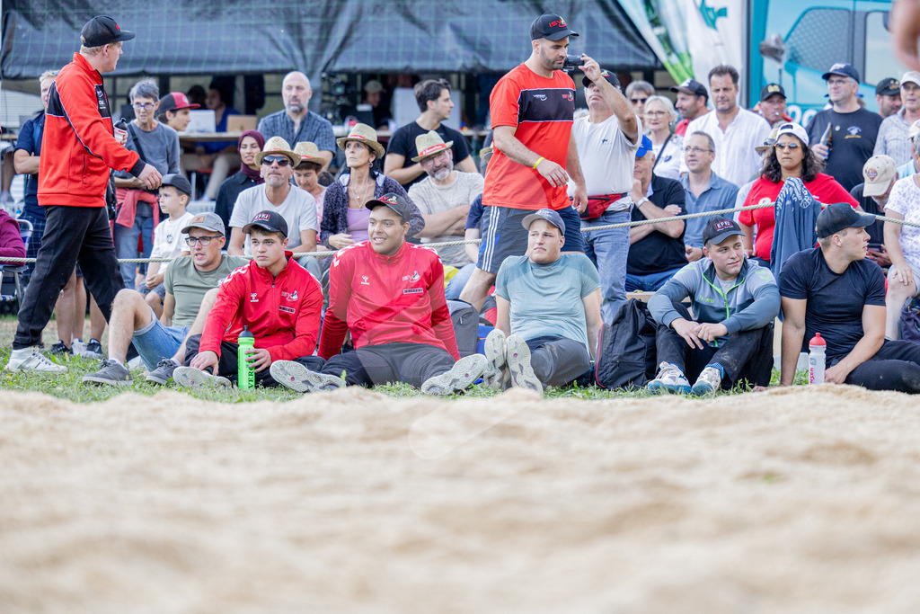 TESSINER2025_06_Gang_1978 | Die Schwinger des Schwyzer Kantonalen Schwingerverbandes: Fotos, die Dynamik und Leidenschaft festhalten, sowie emotionale Momente aus dem traditionellen Schwingsport zeigen. - Realisiert mit Pictrs.com