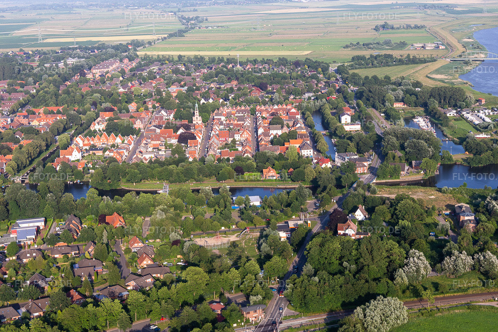 Luftbild: Grachtenstadt zwischen Treene, Westersielzug und Eider in Friedrichstadt im Bundesland Schleswig-Holstein in Deutschland. Foto: IMG_0007275.jpg vom 16.07.2021 durch Werner Riehm/FLY-FOTO.de