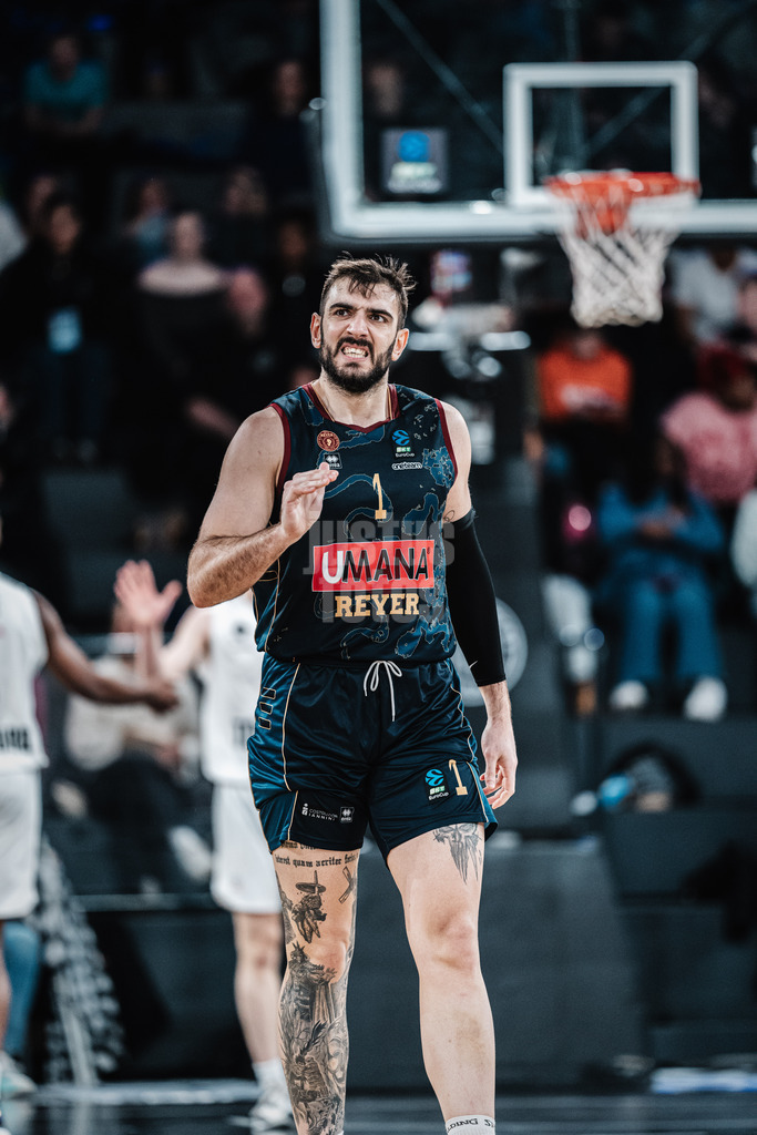Basketball | Männer | Saison 2023/2024 | BKT EuroCup | Veolia Towers Hamburg vs. Umana Reyer Venice | 06.02.2024 | Amadeo Tessitori (#1, Umana Reyer Venice) ärgert sich