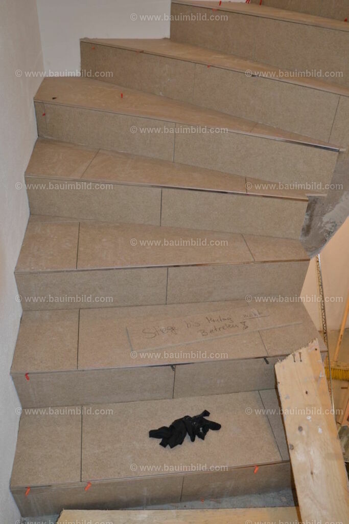 bib-lg21-fliesenlegerarbeiten-0020 | Nach LV-Leistungsgruppen sortierte Detailfotos über den Bau eines Hauses. Alle Hausbau-Bilder direkt vom Urheber und Autor der Website Haus-Selber-Bauen.com