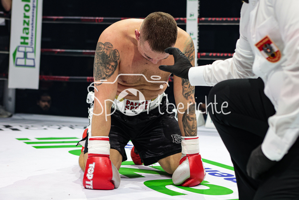 Profi - Box - Gala / Main Event | Vaclav TOJACEK (schwarze Hose) in seinem Kampf gegen James KRAFT (rote Hose)