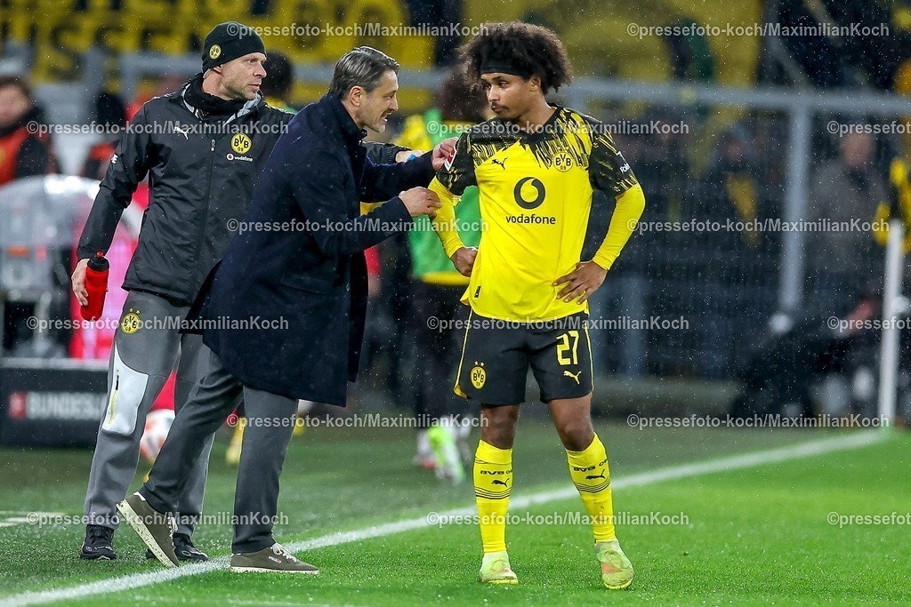 BVB07122501033 | 07.12.2025, Fußball, Borussia Dortmund - TSG 1899 Hoffenheimt, 1. Fußball Bundesliga, 13. Spieltag, Signal Iduna Park, Saison 2025 2026: Cheftrainer Niko Kovac (BVB #hc) gestikulierend am Spielfeldrand  neben Karim Adeyemi&nbsp;(BVB #27)  DFB regulations prohibit any use of photographs as image sequences and or quasi-video.