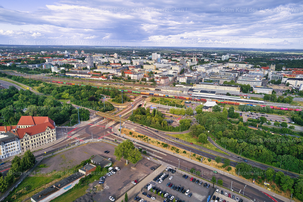 Magdeburg_Luftbild_Stadtfeld_Damaschkeplatz_Behelfsbrücke_Bahnhof_City_0020 | Dieses Luftbild zeigt den Damaschkeplatz in Magdeburg während einer Phase des umfassenden Umbaus der Verkehrsinfrastruktur. Im Vordergrund sind die neu errichteten Behelfsbrücken zu erkennen, die den Verkehr während der Sanierung und des Ersatzneubaus der maroden Brückenbauwerke aufrechterhalten. Sie zählen zu den größten Infrastrukturprojekten der Landeshauptstadt und sichern eine der wichtigsten Verkehrsverbindungen Magdeburgs.Aus der Vogelperspektive wird die Komplexität des Verkehrsknotens besonders deutlich. Straßen, Gleisanlagen und Brücken bilden ein beeindruckendes Zusammenspiel moderner Infrastruktur. Im Hintergrund erstreckt sich die Magdeburger Innenstadt mit ihren markanten Gebäuden, während die weitläufigen Bahnanlagen die Bedeutung des Standortes als Verkehrsdrehscheibe unterstreichen.Das sonnige Wetter und die klare Sicht ermöglichen einen eindrucksvollen Überblick über die städtebauliche Entwicklung dieses Bereichs. Die Aufnahme dokumentiert einen besonderen Moment in der Geschichte Magdeburgs und zeigt, wie sich die Stadt durch umfangreiche Investitionen in ihre Infrastruktur für die Zukunft aufstellt. - Realisiert mit Pictrs.com