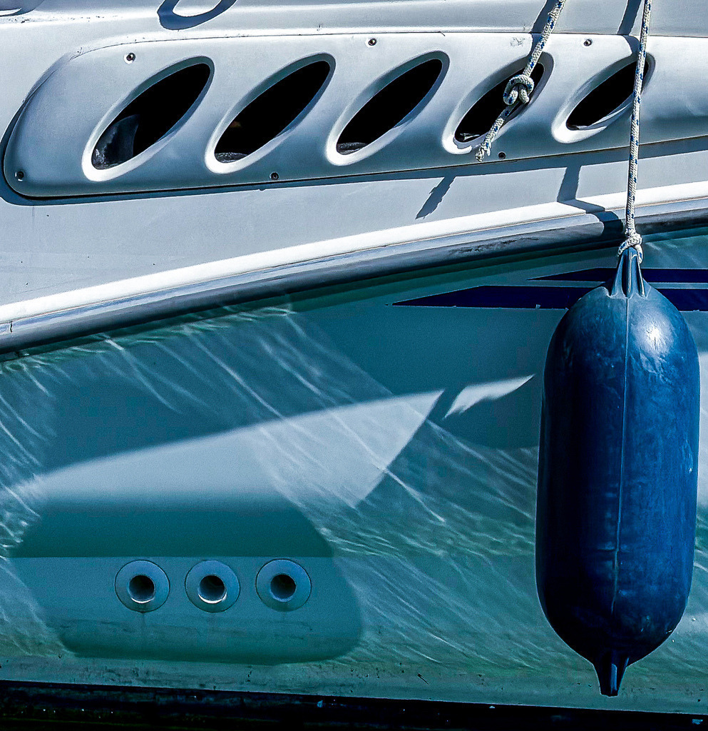 Maritime Geometrie – Abstraktes Yacht-Detail | Mondäne Eleganz und klare Linien: Diese hochaufgelöste Fine-Art-Fotografie fängt die faszinierende Geometrie und die fließenden Formen einer luxuriösen Yacht an der Côte d'Azur ein. Der intensive Kontrast zwischen dem strahlenden Weiß des Schiffsrumpfs, den elliptischen Bullaugen und dem tiefblauen Bootsfender bringt eine frische, beruhigende und luxuriöse Meeres-Atmosphäre in deine Räume. Ein stilvoller Blickfang für minimalistische Wohnzimmer, exklusive Bäder oder moderne Büros.▶ Material-Empfehlung: Als großformatiger Druck unter edlem, glänzendem Acrylglas kommt das strahlende Weiß und die tiefen Blautöne dieses maritimen Design-Kunstwerks besonders brillant, tiefenwirksam und mit einem edlen High-End-Finish zur Geltung.Wähle jetzt deine Wunschgröße aus und bringe exklusive Yacht-Ästhetik an deine Wand![Archiv-Nr. #9714] - Realisiert mit Pictrs.com