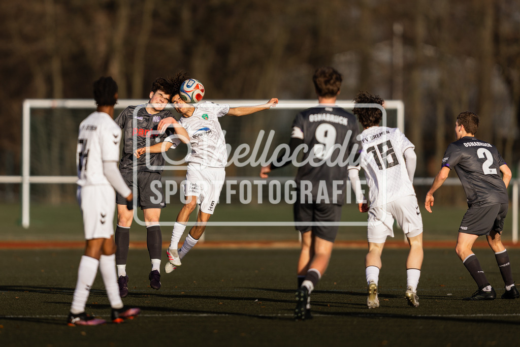 Fußball I Herren I Saison 2025-2026 I Freundschaftsspiel I VFL Osnabrück A-Junioren - JFV Bremen-073 | Siban Abdulkader (6, JFV Bremen) köpft den Ball - Realisiert mit Pictrs.com