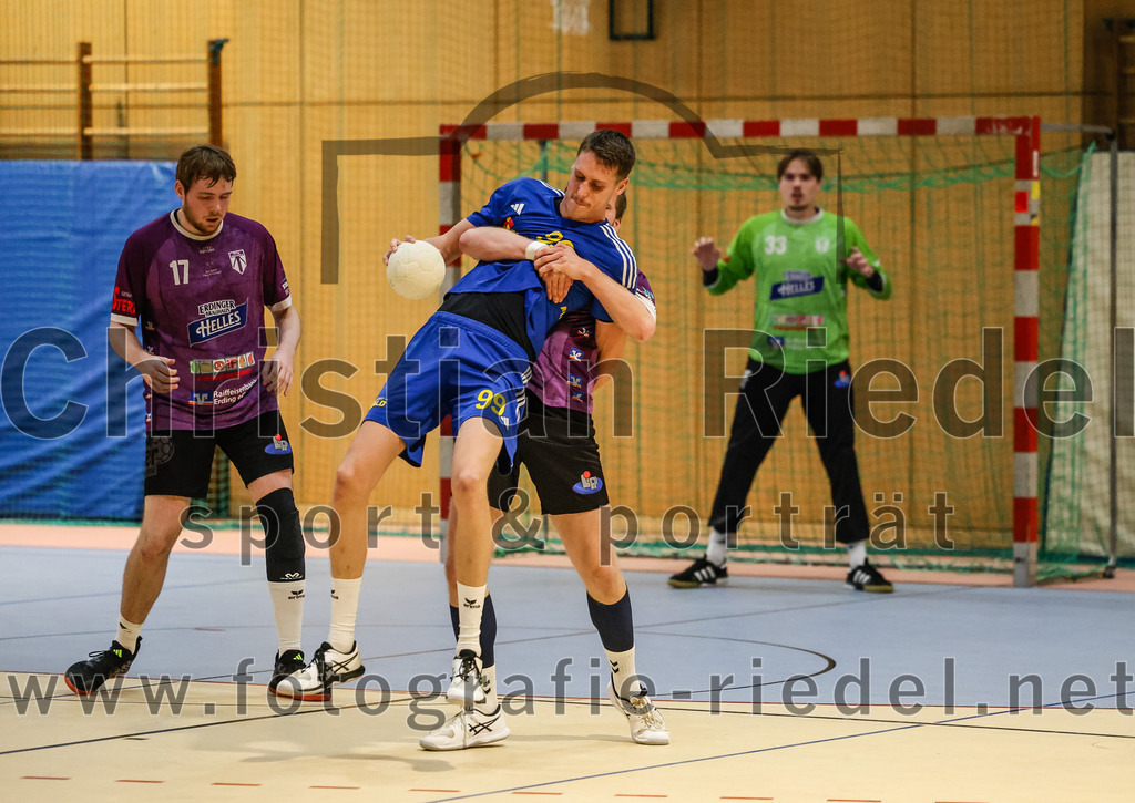 2024-10-13_063_SpVgg_Altenerding_gegen_SSG_Metten | Erding, Deutschland, 13.10.2024:Handball, Bezirksoberliga Männer 2024 / 2025, 4. Spieltag, SpVgg Altenerding gegen SSG Metten, Endergebnis: 40:22Niklas Fleps (SpVgg Altenerding, #17), Patrick Sigl (SSG Metten, #99), Ferdinand Menzel (SpVgg Altenerding, #75)Foto: Christian Riedel / fotografie-riedel.net