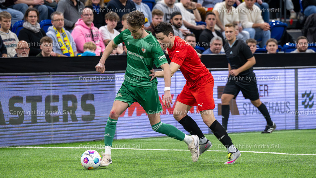 SHFV Lotto Masters 2024 | 20240113_8338, 13.01.2024, SHFV Lotto Masters 2024, Gruppe B, FC Kilia Kiel (rot) vs. PSV Neumünster (grün), Malte Petersen (Kilia #4) / Jesper Tiedemann (PSV #11) - Realisiert mit Pictrs.com