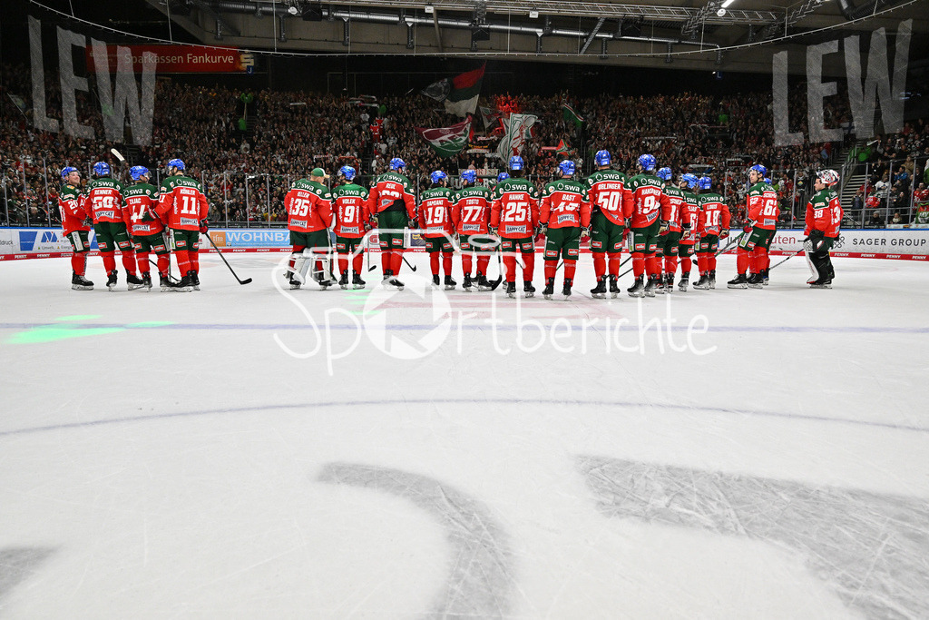 Augsburger Panther - Kölner Haie | Die Augsburger Panther feiern zusammen mit den Fans den Heimsieg gegen die Kolner Haie / DEL: Augsburger Panther - Kölner Haie, Curt Frenzel Stadion am 29.09.2024