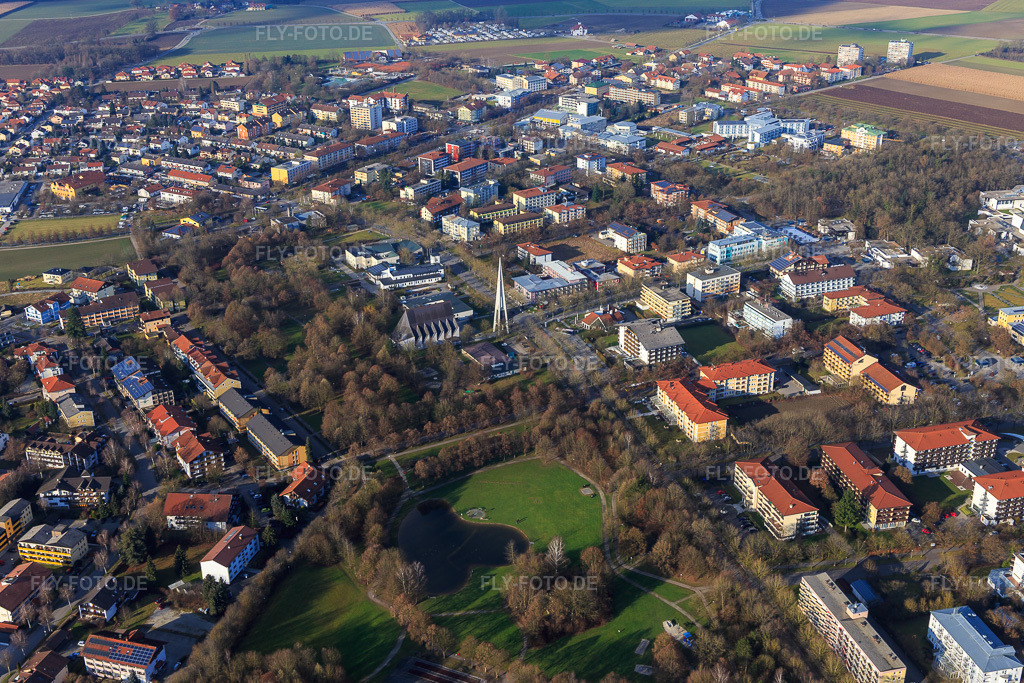 Luftbild: Rathausstraße mit Moderner Architektur der Pfarrkirche Heilig Geist und Stadtpark aus Südosten in Bad Füssing im Bundesland Bayern in Deutschland. – Foto: IMG_096102.jpg vom 29.12.2016 durch Werner Riehm/FLY-FOTO.de – Auflösung des Originals: 5472 x 3648 px – Bad Füssing Health resort