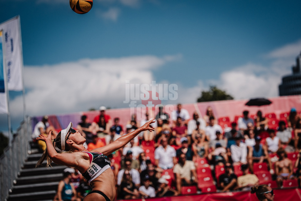 Beachvolleyball | Frauen | Allianz German Beach Tour 2025 | Tourstop München | 04.07.2025 | Chenoa Christ beim Aufschlag