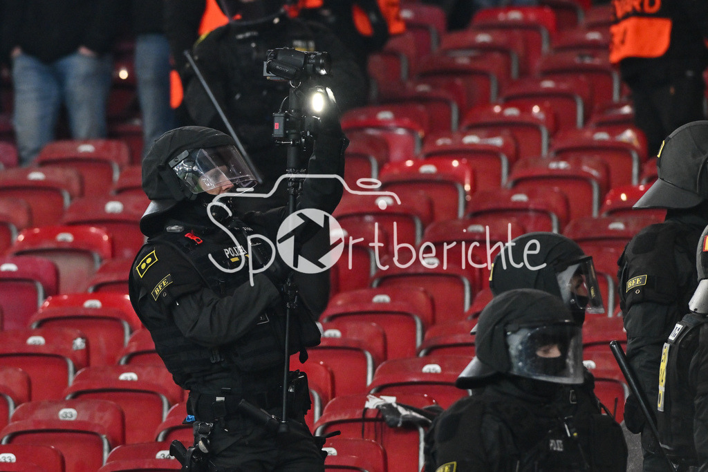 VfB Stuttgart - Feyenoord Rotterdam | STUTTGART, DEUTSCHLAND - 6. NOVEMBER: die Polizeit riegelt nach Spielende den Gästblock ab, Polizeieinsatz, Fans, Ultras nach dem Ligaspiel zwischen dem VfB Stuttgart und Feyenoord Rotterdam am 4. Spieltag der Europa League in der MHP-Arena am 06.11.2025 / Kamera, Filmen, Symbolbild