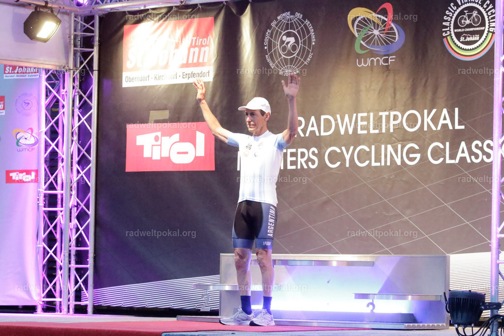 1450_20230817_Bewerb_Maenner_Muehlanger | AUT - OESTERREICH, 2023-08-16: SPORT RENNRAD-FAHREN - 55. INTERNATIONALER RADWELTPOKAL IN ST. JOHANN IN TIROL  - Vintage-Radrennen mit WM-Bronze-Medaillen-Siegerin Christina Schweinberger, den Teilnehmer und Alexander Baumann (vom Orginastions-Team) - TAG 2 BEWERB MAENNER IN SECHS GRUPPEN  ; Foto: Roland Muehlanger