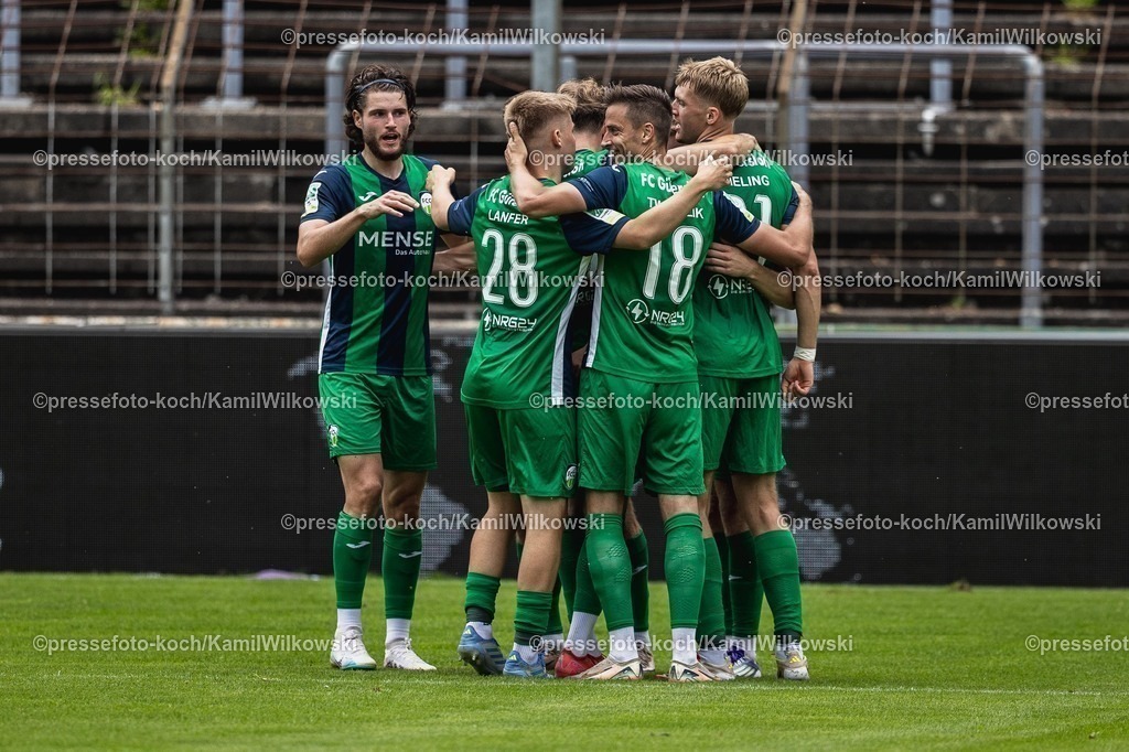 xkwi02082501070 | 02.08.2025, xkwix, Fußball, Regionalliga West, FC Gütersloh - 1. FC Bocholt, Ohlendorf Stadion im Heidewald: Torjubel der Mannschaft nach dem Tor zum 3:1 durch Jan-Lukas Liehr ( FC Gütersloh #7 ) 
