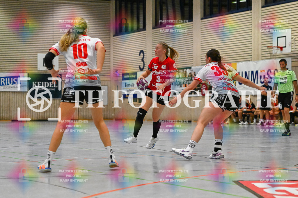 DEU, HSG Freiburg - TG Nuertingen, Handball, 2. Handball-Bundesliga, Saison 2023/2024, 04. Spieltag, Saison 2023/2024, 07.10.2023 | Hannah Person (HSG Freiburg, #03) mit Balll und Blickrichtung Mitspielern. Im Bild Hannah Hoenig (TG Nuertingen, #10), Vivien Natalello (TG Nuertingen, #33)

DEU, HSG Freiburg - TG Nuertingen, Handball, 2. Handball-Bundesliga, Saison 2023/2024, 04. Spieltag, Saison 2023/2024, 07.10.2023

Foto: Eibner-Pressefoto/Thomas Hess
