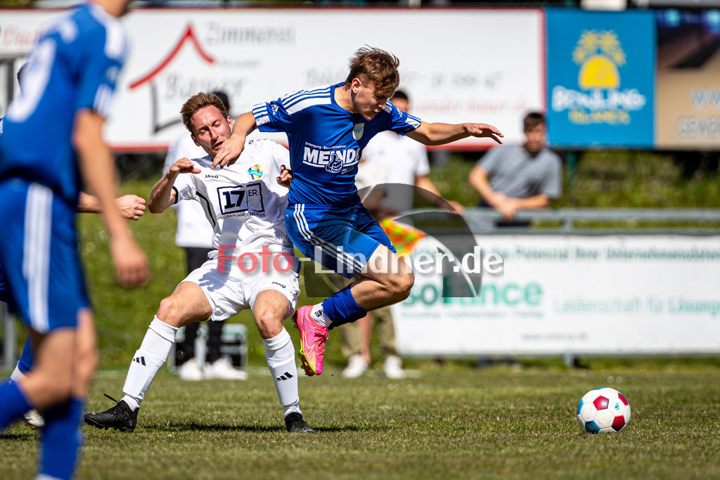 SG Hungerbach vs SV Eurasburg-Beuerberg | Meisterrunde Kreisklasse Gruppe C, SG Hungerbach vs SV Eurasburg-Beuerberg, 20240427,
Duell zwischen Tobias NIGGL (SVEB 14) und Jonas LISTLE (SGH 10),
2024-04-27 in Oberhasuen (Sportplatz Oberhasuen)
14 Tobias NIGGL (SVEB 14), 10 Jonas LISTLE (SGH 10)
Copyright: WolfgangxLindner www.foto-lindner.de