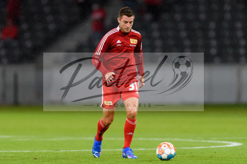 FCUKUO20210826_068 | Fussball, Herren: Robin Knoche (1.FC Union Berlin) in Aktion, am Ball, Einzelaktion beim Spiel der UEFA Conference League zwischen 1. FC Union Berlin und Kuopion PS im Olympiastadion am 26.08.2021 in Berlin, Deutschland. - Realisiert mit Pictrs.com