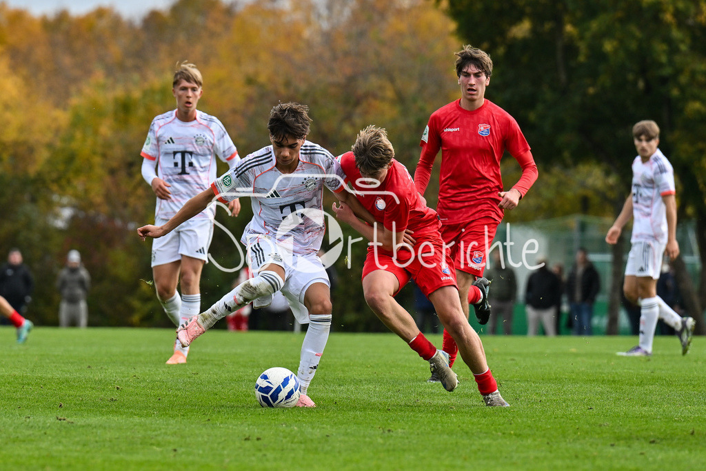 SpVgg Unterhaching U19 - FC Bayern München U19 | im Duell Roy SNIP (FC Bayern München U19 10) und Marinus SPANN (SpVgg Unterhaching U19 8) / Zweikampf / U19 DFB Nachwuchsliga: SpVgg Unterhaching - FC Bayern München; Sportschule Oberhaching am 18.10.2025