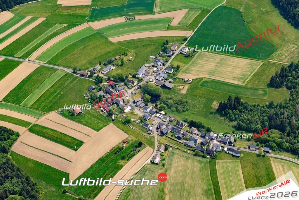 Die Luftaufnahme Heinersberg - Nordhalben wurde 2022 vom Flugzeug aus (keine Drohne) erstellt. Hohe Auflösung -für große Poster und Wandbilder geeignet - Garantiert!