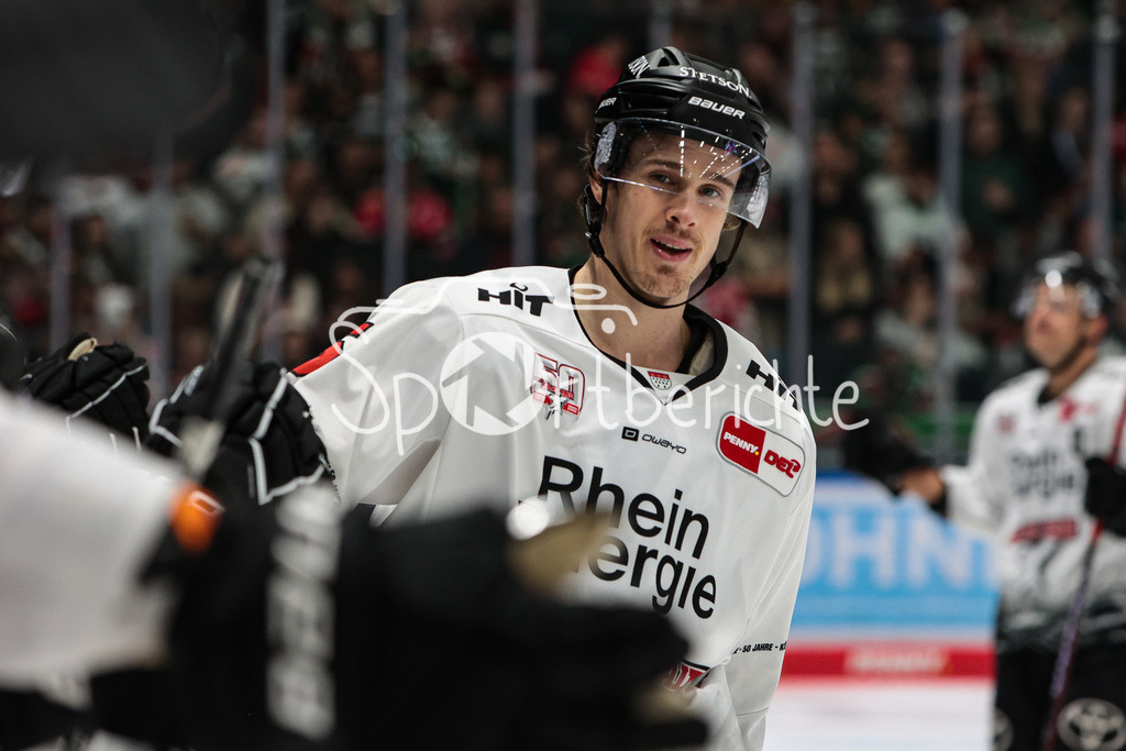 Augsburger Panther - Koelner Haie  | Louis-Marc AUBRY (KEC #15) freut sich ueber den Treffer zum 0-2 durch Nicholas BAPTISTE (KEC #13)