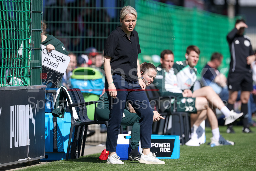 Fussball, Google Pixel Frauen-Bundesliga, RB Leipzig - SV Werder Bremen | Friederike Kromp (Fritzy Kromp, Trainerin, Cheftrainerin, SV Werder Bremen), DIE DFB-RICHTLINIEN UNTERSAGEN JEGLICHE NUTZUNG VON FOTOS ALS SEQUENZBILDER UND/ODER VIDEOÄHNLICHE FOTOSTRECKEN. DFB REGULATIONS PROHIBIT ANY USE OF PHOTOGRAPHS AS IMAGE SEQUENCES AND/OR QUASI-VIDEO.