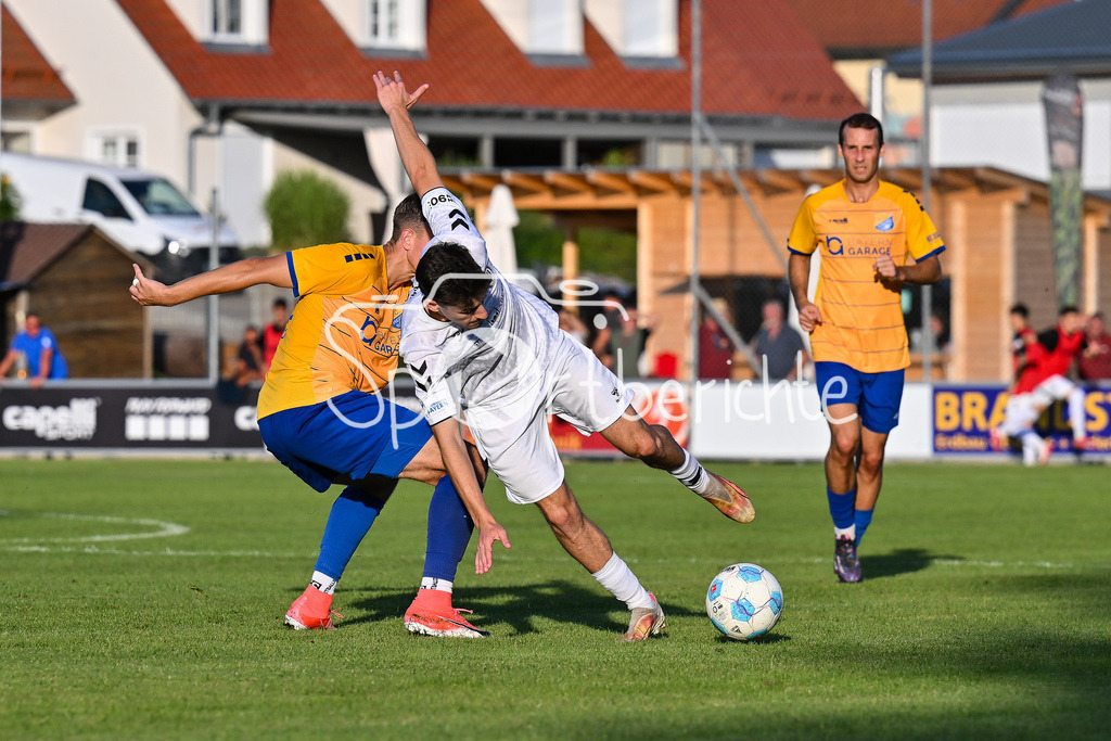 FC Pipinsried - SV Wacker Burghausen | Im Duell Tobias SCHRÖCK (FCP #21) und Noa-Gabriel SIMIC (SV Wacker Burghausen 16) / Zweikampf / Landespokal Bayern: FC Pipinsried - SV Wacker Burghausen; Küchenstadel-Arena am 26.08.2025