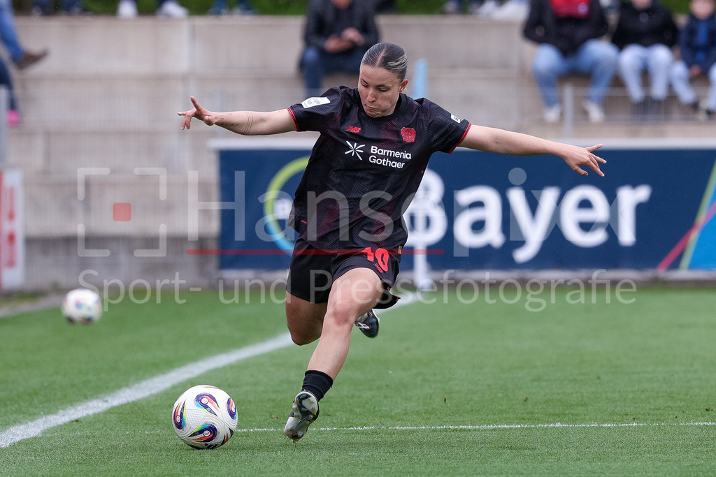 Fussball, Google Pixel Frauen-Bundesliga, Bayer 04 Leverkusen - SV Werder Bremen | Estrella Merino Gonzalez (Bayer 04 Leverkusen, 10) am Ball, Freisteller, Einzelbild, Ganzkörper, Aktion, Action, Spielszene, DIE DFB-RICHTLINIEN UNTERSAGEN JEGLICHE NUTZUNG VON FOTOS ALS SEQUENZBILDER UND/ODER VIDEOÄHNLICHE FOTOSTRECKEN. DFB REGULATIONS PROHIBIT ANY USE OF PHOTOGRAPHS AS IMAGE SEQUENCES AND/OR QUASI-VIDEO.