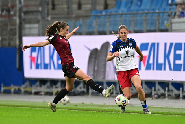Fußball I Frauen I Saison 2025-2026 I Bundesliga I 10. Spieltag I Hamburger SV - 1. FC Nürnberg I 44852 | Sanja Homann (19, 1. FC Nürnberg) Leni Marie Eggert (29, Hamburger SV) - Realisiert mit Pictrs.com