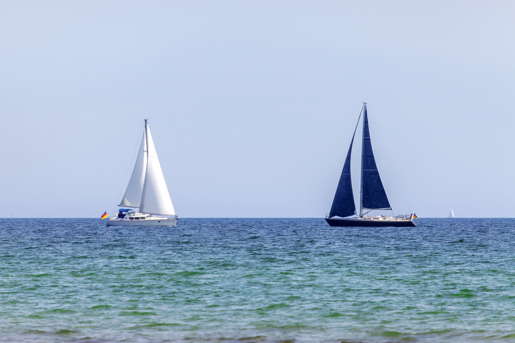 Leinwand: Wellen und Wind – Segelboote am Horizont  | Sanfte Farben und eine beruhigende Küstenlandschaft – dieses Wandbild vermittelt die entspannte Atmosphäre eines Segeltages auf der Ostsee. Zwei Segelboote gleiten ruhig über das Wasser, während der weite Himmel für eine offene und harmonische Bildwirkung sorgt. Die klare Horizontlinie und das Zusammenspiel von Licht und Farbe schaffen eine maritime Szene voller Leichtigkeit und Balance.Ein Bild, das Raum schafft – für Wohnbereiche, Büros oder Ferienwohnungen mit Sinn für Ästhetik und Weite. - Realisiert mit Pictrs.com