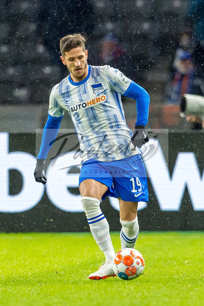 BSCRBL20220220_141 | Fussball, Herren: Stevan Jovetic (Hertha BSC) in Aktion, am Ball, Einzelaktion bei dem Spiel der 1. Bundesliga zwischen Hertha BSC und RB Leipzig im Olypiastadion am 20.02.2022 in Berlin, Deutschland.DFB / DFL REGULATIONS PROHIBIT ANY USE OF PHOTOGRAPHS AS IMAGE SEQUENCES AND/OR QUASI-VIDEO. - Realisiert mit Pictrs.com
