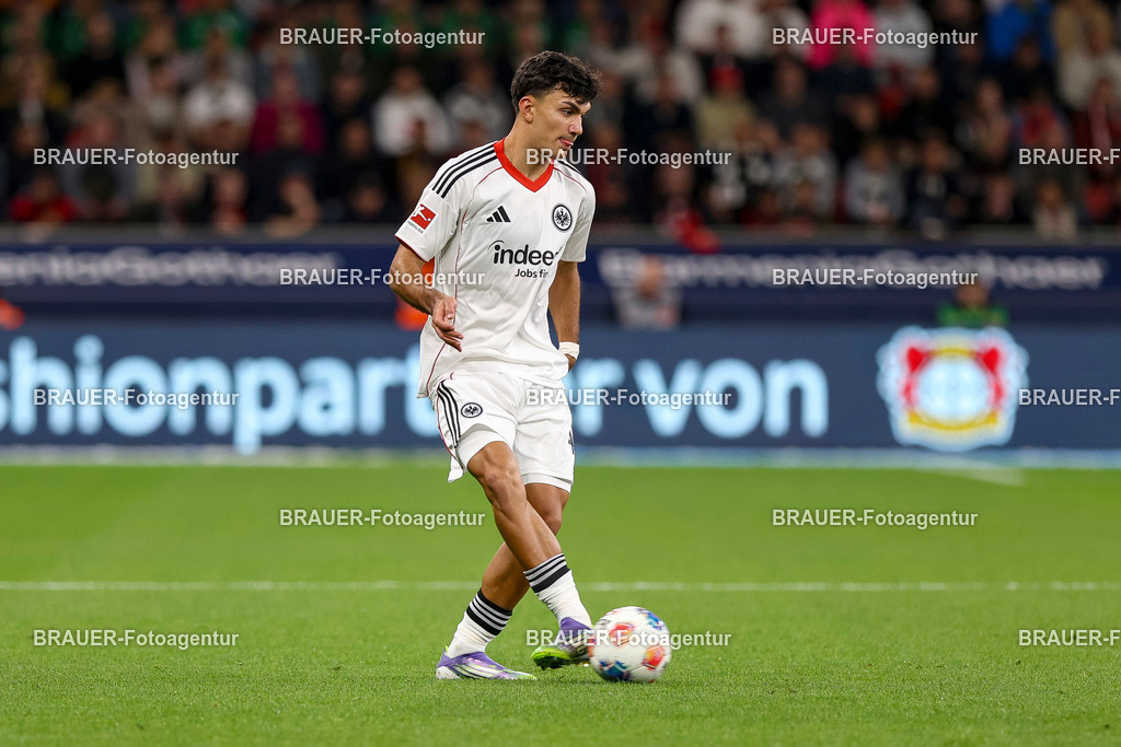 Bayer 04 Leverkusen vs Eintracht Frankfurt - Bundesliga  | Leverkusen, Deutschland, 12.09.25:   Can Yilmaz Uzun (Eintracht Frankfurt) in Aktion am Ball, Einzelaktion waehrend des Spiels der Bundesliga zwischen  Bayer 04 Leverkusen vs Eintracht Frankfurt in der BayArena(Foto von Brauer-Fotoagentur / Adrian Schlueter)