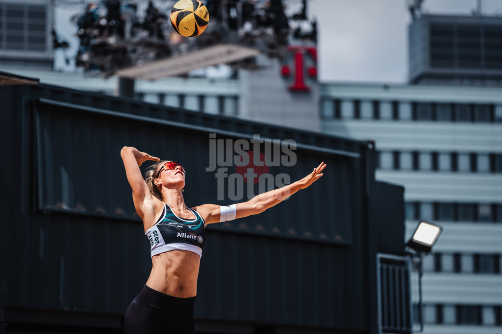 Beachvolleyball | Frauen | Allianz German Beach Tour 2025 | Tourstop Hamburg | 30.05.2025 | Louisa Lippmann beim Aufschlag