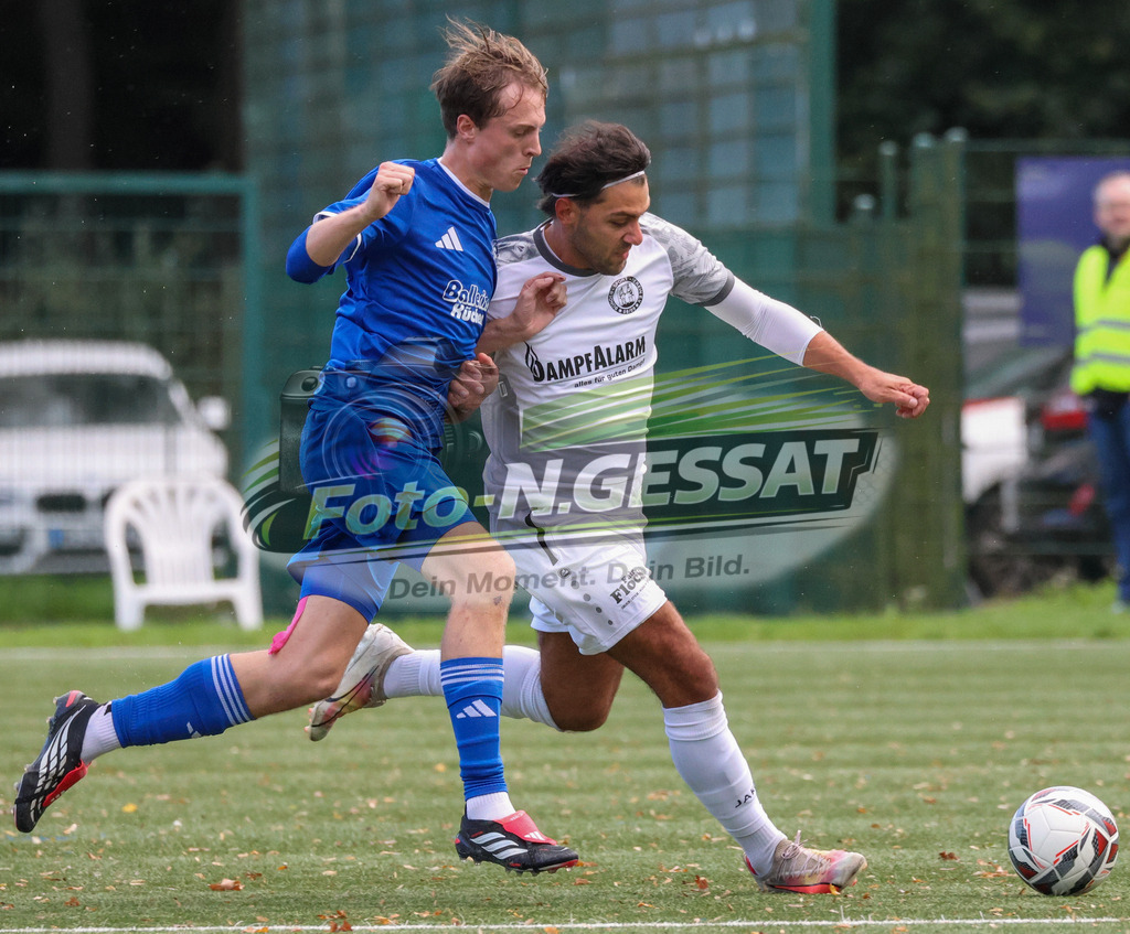 TuS Bruchmühlen - Bünder SV | Auf dem Bild zu sehen: blau TuS Bruchmühlen: Jan Weiffenbach ; weiß Bünder SV: Batuhan Kaymak TuS Bruchmühlen, Bünder SV, Saison 26/27, Kreisliga A, Bruchmühlen, Deutschland - Realisiert mit Pictrs.com