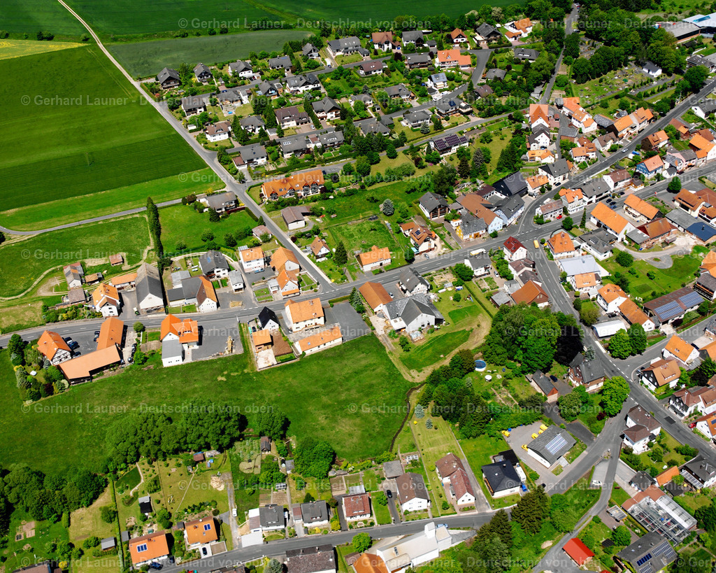 2615653 | GREBENAU 09.06.2006 Landwirtschaftliche Nutzflächen und Feldgrenzen  umsäumen das Siedlungsgebiet des Dorfes in Grebenau im Bundesland Hessen, Deutschland // Agricultural land and field boundaries surround the settlement area of the village  in Grebenau in the state Hesse, Germany Foto: Gerhard Launer