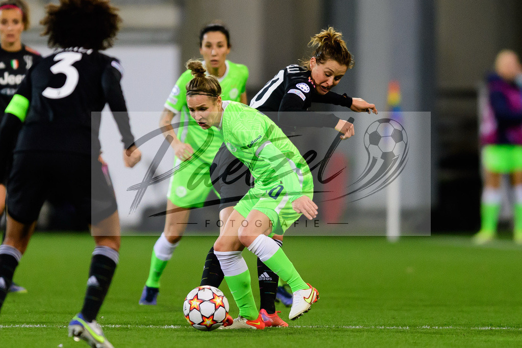 WOBJUV20211118_030 | Fussball, Frauen: Svenja Huth (VfL Wolfsburg) und Cristiana Girelli (Juventus FC) im Zweikampf bei dem Spiel der UEFA Women´s Champions League zwischen VfL Wolfsburg und Juventus Turin im AOK-Stadion am 18.11.2021 in Wolfsburg, Deutschland. - Realisiert mit Pictrs.com